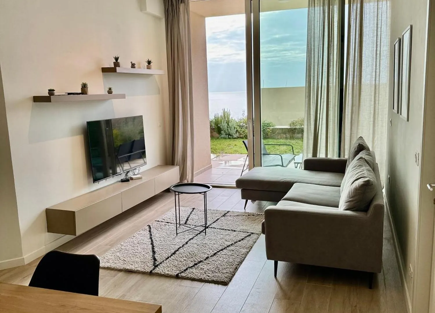 Horizon 360, Green Coast, Palase Αλβανία